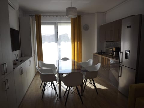 Spring, Day, Living room, Decorative detail, Dining area, On site, Family, Quiet street view