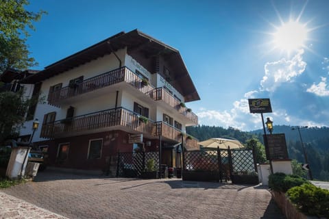 Property building, Neighbourhood, Street view