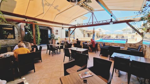 Restaurant/places to eat, Lounge or bar