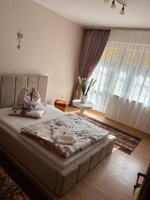 Photo of the whole room, Bedroom, towels