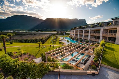 Property building, Bird's eye view, Hot Tub, View (from property/room), View (from property/room), Spa and wellness centre/facilities, Aqua park, Pool view, Pool view, Swimming pool, Swimming pool, Swimming pool