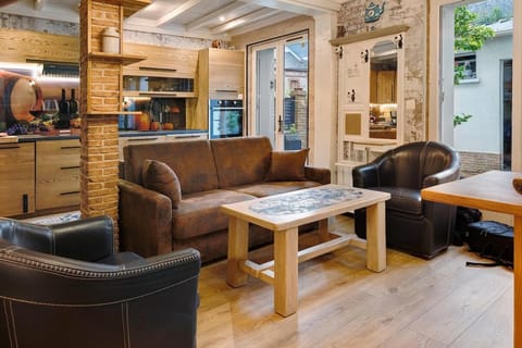 Living room, pet friendly