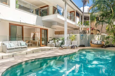 Property building, Garden, Balcony/Terrace, Seating area, Swimming pool, sunbed