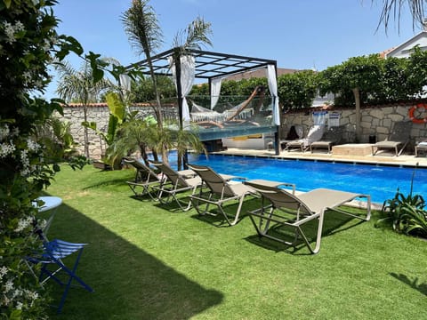 Day, Garden, Swimming pool, sunbed