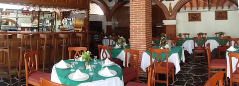 Restaurant/places to eat, Lounge or bar, Breakfast