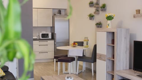 Kitchen or kitchenette, Dining area