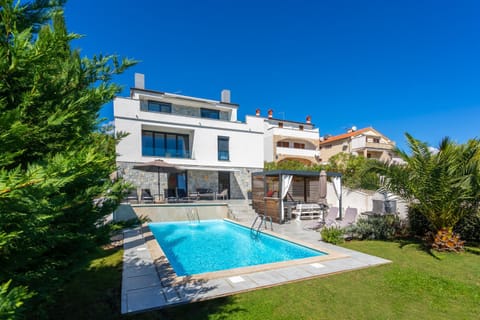 Property building, Garden view, Pool view, sunbed