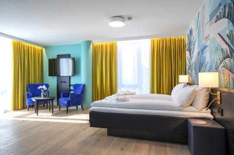 Bed, Bathroom, TV and multimedia, Seating area