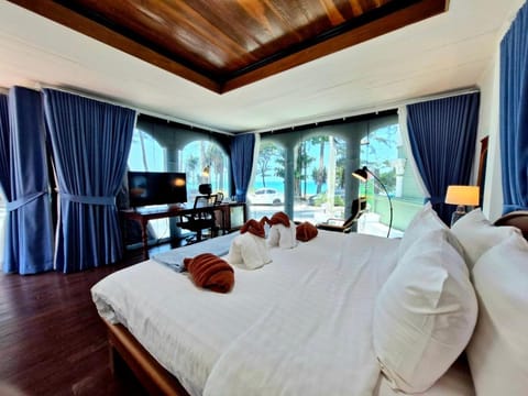 Bed, Living room, Photo of the whole room, Seating area, Bedroom, Sea view