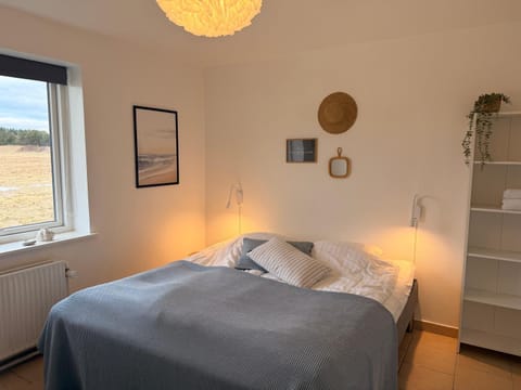 Bed, TV and multimedia, Bedroom, towels