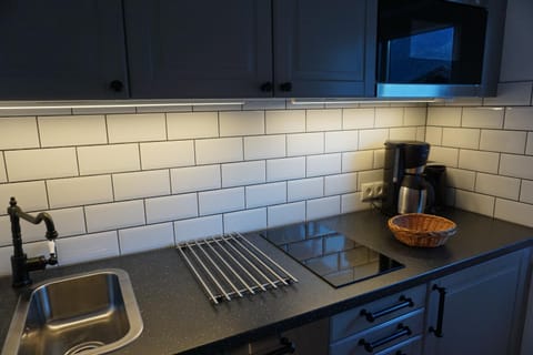 Coffee/tea facilities, Kitchen or kitchenette, stove, toaster