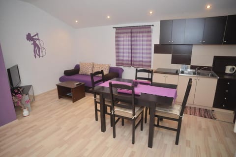 Kitchen or kitchenette, Living room, Seating area