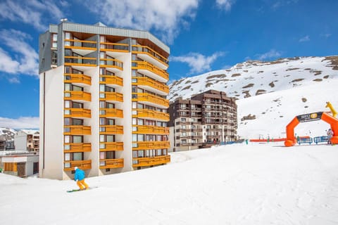 Property building, Facade/entrance, Day, Winter, Ski School, Ski School, Skiing, Skiing, On site, Mountain view