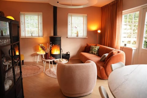 Property building, TV and multimedia, Living room, Spa and wellness centre/facilities, Seating area