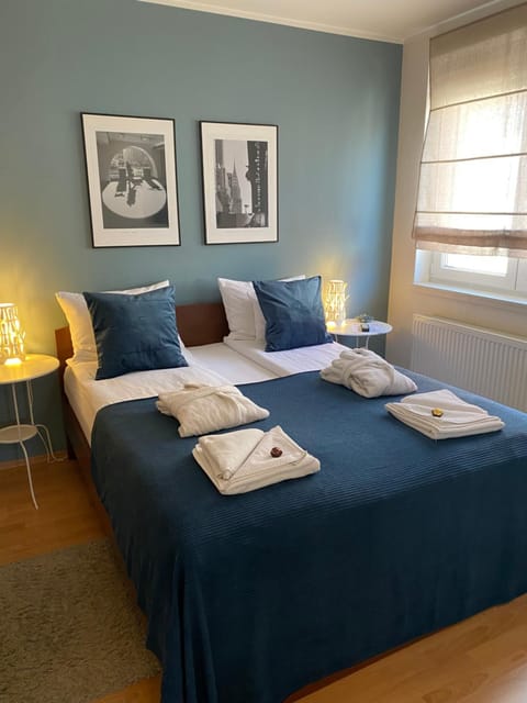Bed, Bedroom, towels