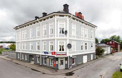 Property building, Facade/entrance, Day, Neighbourhood