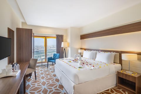 Bed, TV and multimedia, Photo of the whole room, Bedroom, hair dresser