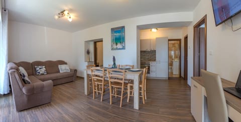 Kitchen or kitchenette, Living room, Seating area, Dining area