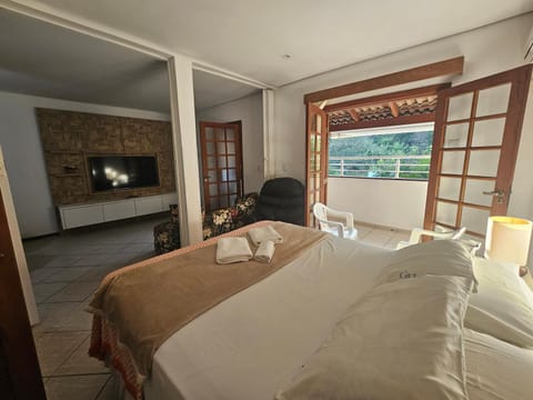 Bed, TV and multimedia, Photo of the whole room, Bedroom, towels