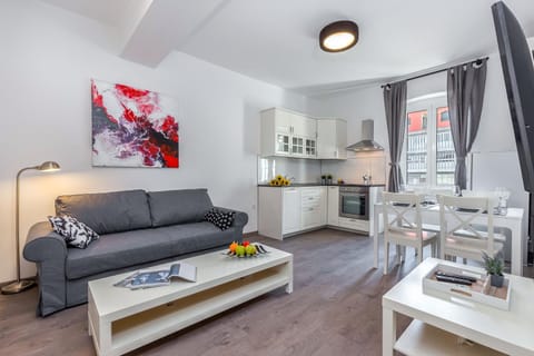 TV and multimedia, Kitchen or kitchenette, Living room, Seating area, Dining area