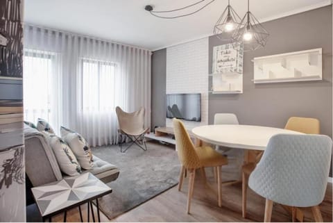 TV and multimedia, Living room, Seating area, Dining area