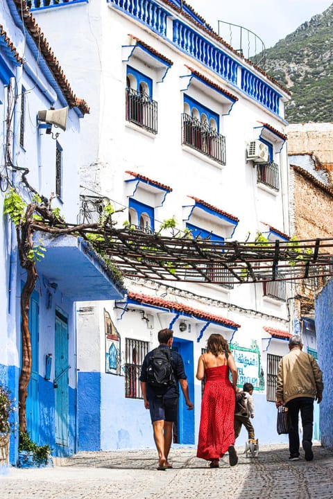 Property building, People, Neighbourhood, Natural landscape, Guests, Mountain view, Street view, group of guests