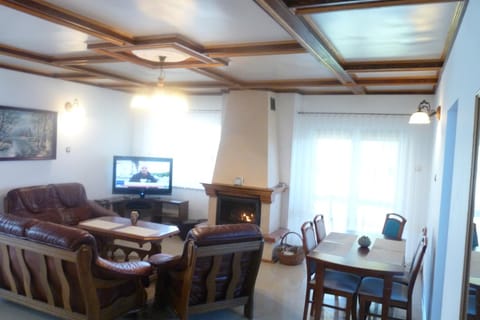 TV and multimedia, Living room, Seating area, Dining area, flat iron