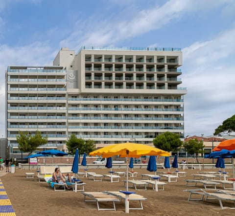 Communal lounge/ TV room, Day, Beach, Evening entertainment, Pool view, Swimming pool, sunbed