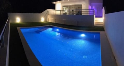Night, BBQ facilities, Garden, Balcony/Terrace, Dining area, Garden view, Landmark view, Pool view, Sea view, Swimming pool