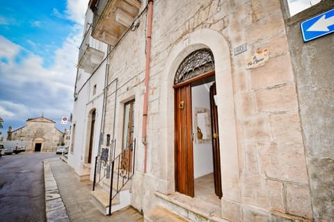 Nearby landmark, Facade/entrance, Neighbourhood