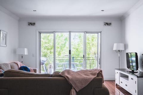 Communal lounge/ TV room, TV and multimedia, Living room, Seating area, Evening entertainment