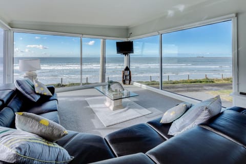 Communal lounge/ TV room, Sea view
