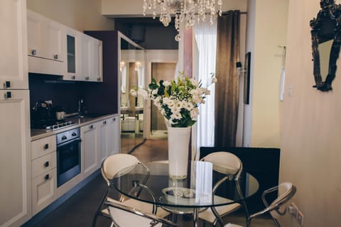 Kitchen or kitchenette, Dining area