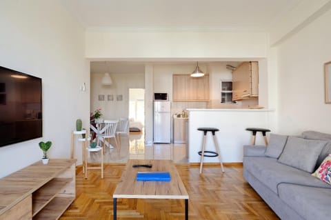 TV and multimedia, Coffee/tea facilities, Kitchen or kitchenette, Living room, Seating area, Dining area
