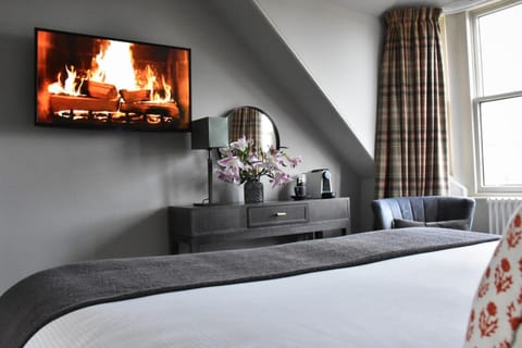 Bed, TV and multimedia, Bedroom