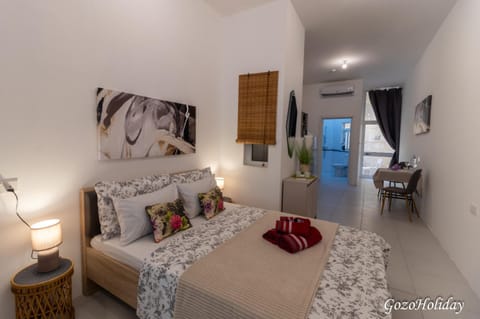 Bed, Living room, Photo of the whole room, Seating area, Bedroom, towels