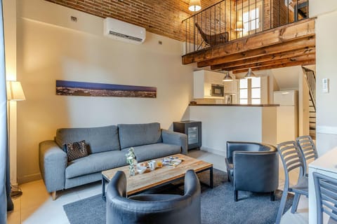 Living room, Seating area, Dining area, air conditioner