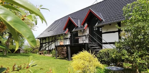 Property building, Garden, Balcony/Terrace