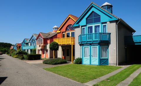 Property building, Location