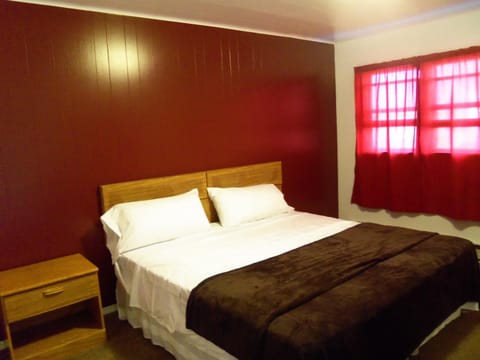 Photo of the whole room, cot