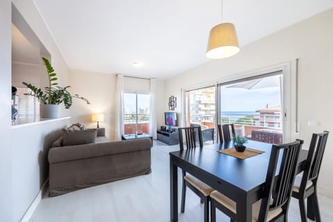 Communal lounge/ TV room, Dining area, Sea view