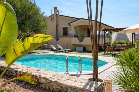 Property building, Garden, Garden view, Pool view, Swimming pool, sunbed
