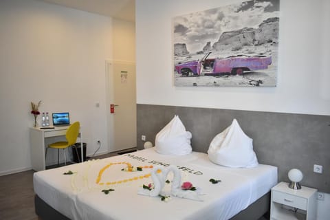 Bed, Photo of the whole room, Bedroom