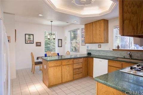 Pine Arbor Retreat House in Yosemite Park Way