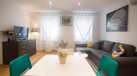 Communal lounge/ TV room, Spring, Day, Living room, Dining area, On site