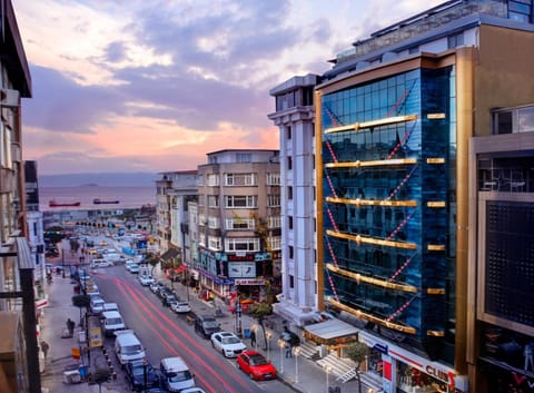 Property building, Neighbourhood, Natural landscape, Bird's eye view, City view, Sea view, Street view, Location