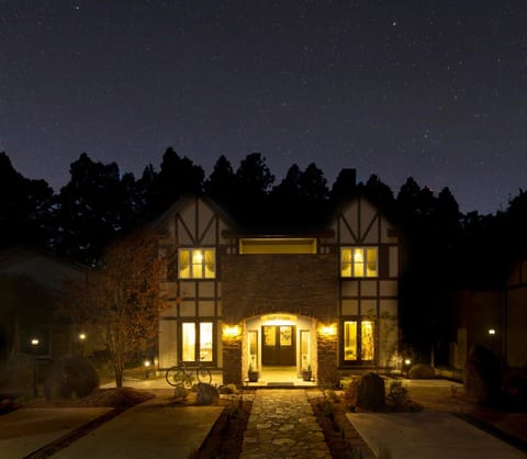 Facade/entrance, Night