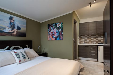 Bed, Kitchen or kitchenette, Photo of the whole room, Bedroom