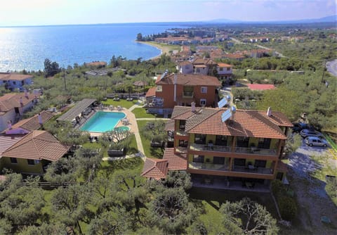 Property building, Natural landscape, Bird's eye view, Garden, Beach, Swimming pool, Swimming pool