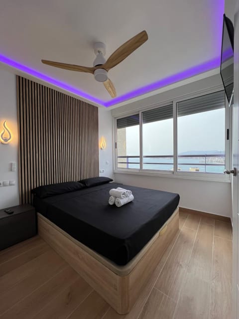 Bed, TV and multimedia, Photo of the whole room, Bedroom, fireplace, towels